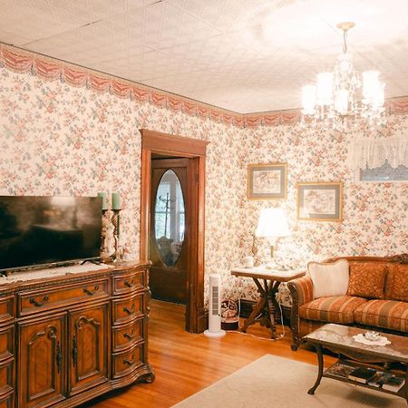 The Wolf Manor Bed & Breakfast Ellinwood Bagian luar foto