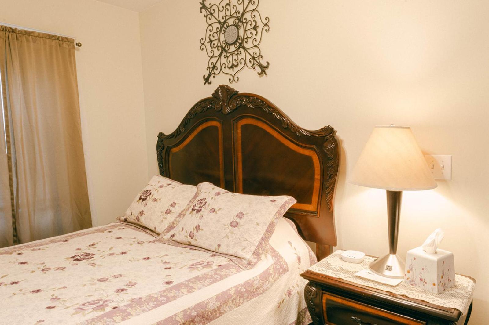 The Wolf Manor Bed & Breakfast Ellinwood Bagian luar foto