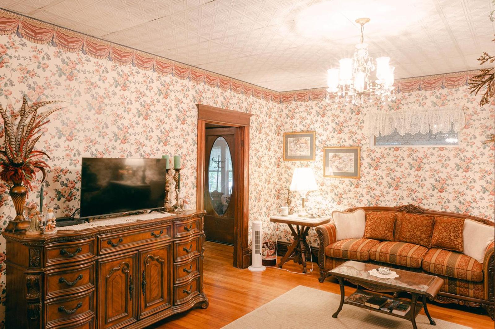 The Wolf Manor Bed & Breakfast Ellinwood Bagian luar foto